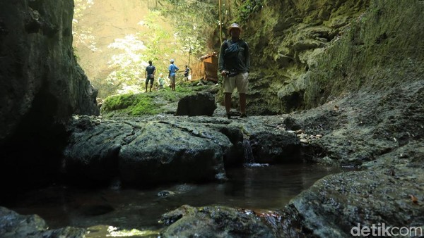 Pastikan kamu memakai sandal gunung atau alas sandal yang nyaman saat trekking di sini ya (Randy/detikcom) Pastikan kamu memakai sandal gunung atau alas sandal yang nyaman saat trekking di sini ya (Randy/detikcom)