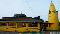 Masjid tersebut diketahui dibangun pada pertengahan abad ke-19. Sesuai namanya masjid ini dibangun oleh Raja Abdul Ghani bin Raja Idris bin Raja Haji Fisbillilah, seorang amir pertama yang ada di Pulau Buru.