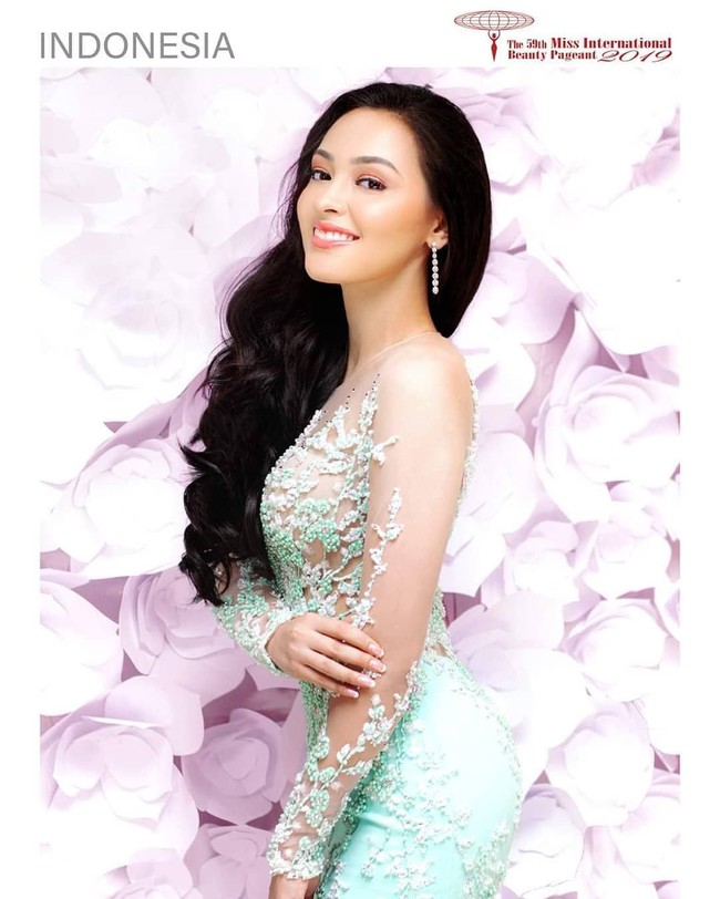 Puteri Indonesia Lingkungan 2019 Jolene Marie Cholock-Rotinsulu mengikuti karantina Miss International 2019 sejak pertengahan Oktober 2019 kemarin. Dia kini tengah bersiap untuk malam grand final Miss International 2019. Dan foto ini adalah foto resmi Jolene sebagai finalis Miss International 2019 yang berlangsung di Jepang. Foto: Facebook Miss International, Instagram @ officialputeriindonesia