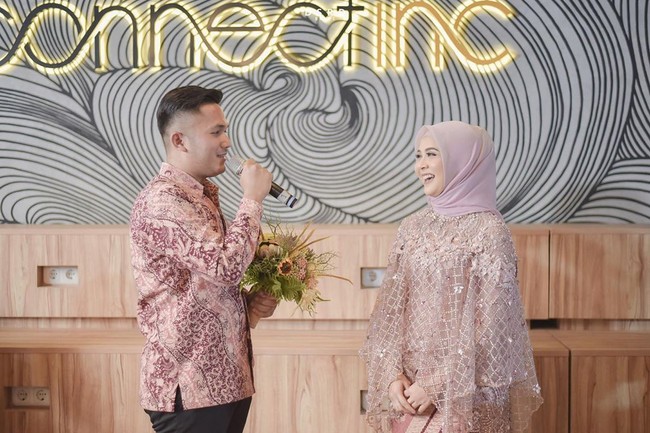 Sudah bertunangan, namun kedua pasangan ini tidak terburu-buru mengadakan acara pernikahan. Keduanya memilih menyelesaikan kuliah terlebih dahulu baru nanti setelahnya menikah. Foto: instagram @dsrdbride
