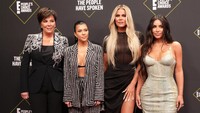 Klan Kardashian tampil di acara People Choice Awards awal pekan ini. Foto: REUTERS/Monica Almeida