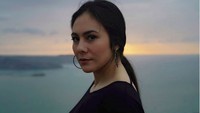 Lihat saja saat Wulan berfoto dengan latar lautan biru. Dia pun menuliskan caption I love the blue of Indonesia. Tatapannya yang seksi membuat Geopark Ciletuh semakin indah di pandang. (wulanguritno/Instagram)