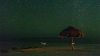 Saat bulan tak menampakkan diri, pantai ini akan bercahaya karena adanya fitoplanton bioluminescent. Kamu bisa bermain kayak di antara lautan bercahaya. (iStock)