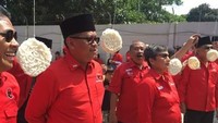 Ada yang tak kalah santai, di mana Ribka Tjiptaning ikut meramaikan lomba 17 Agustusan dengan mengikuti lomba makan kerupuk. Foto: Instagram @Ribkatjiptaning