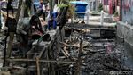 Pasukan Biru Nyemplung ke Got Hitam untuk Bersihkan Lumpur