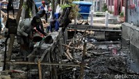 Dinding saluran air diperbaiki untuk mengantisipasi banjir di kawasan tersebut.