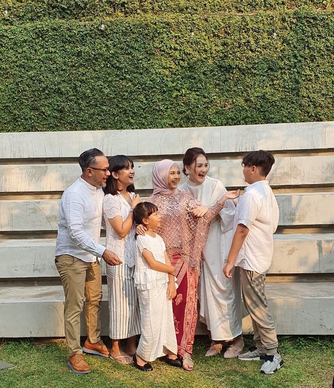 Acara pertunangan Kesha ini tentu saja dihadiri Mona Ratuliu dan suaminya Indra Brasco. Kesha merupakan keponakan kesayangan mereka. ”Acaranya lamaran kakak @kesharatuliu05 kesayangan yanda bunda. Dada sesak gaes! tulis Indra Brasco di Instagram. Foto: instagram @monaratuliu