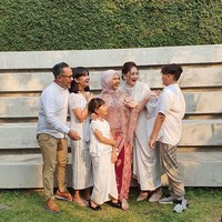 Acara pertunangan Kesha ini tentu saja dihadiri Mona Ratuliu dan suaminya Indra Brasco. Kesha merupakan keponakan kesayangan mereka. ”Acaranya lamaran kakak @kesharatuliu05 kesayangan yanda bunda. Dada sesak gaes! tulis Indra Brasco di Instagram. Foto: instagram @monaratuliu