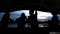 Sementara jika menaiki kapal tersebut dari Pulau Buru tarifnya Rp 10.000. Adapun waktu tempuh kapal ini membutuhkan waktu sekitar 45 menit.