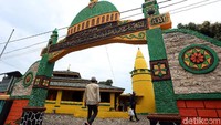 Masjid Raja Haji Abdul Ghani di Pulau Buru, Kabupaten Karimun, Kepulauan Riau, menjadi salah satu destinasi wisata religi di kawasan perbatasan Indonesia dengan Singapura tersebut.