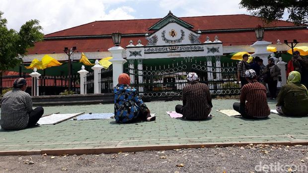 Lima PKL Jalan Brigjen Katamso tapa pepe di depan pintu gerbang Bangsal Pagelaran Keraton Ngayogyakarta Hadiningrat, Senin (11/11/2019).