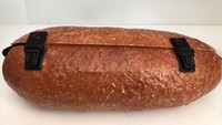 Kurang hip apa lagi coba ini? Ada tas cross body khusus buat bawa roti. Istimewa/Dok. Boredpanda.