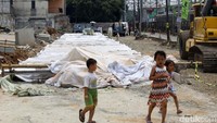Proyek jalan inspeksi Pasar Minggu tersebut masih terganjal dengan pembebasan lahan.