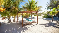 Para penduduk juga menolak pembangunan mega resor internasioanl di pulau ini. Alasannya sederhana, karena wisatawan yang datang kebanyakan ingin melarikan diri dari penatnya rutinitas. (iStock)
