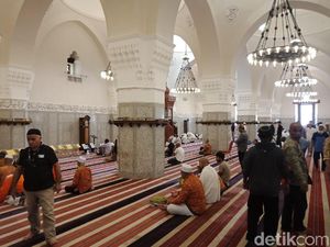 Doa Masuk dan Keluar Masjid Lengkap dengan Artinya