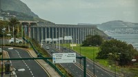 Landasan pacu bandara ini juga unik, karena berdiri di atas tiang-tiang beton setinggi 50 meter. Di bawahnya, ada jalan raya yang dilewati mobil (iStock)
