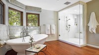 Nuansa kayu juga merambah ke kamar mandi di kamar tidur utama. Eric Foote, Elevated Horizon/CNBC.Com.