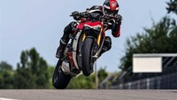 Kali ini, mesin V4 turunan dari MotoGP tersemat dalam motor naked petarung jalanan, yang Ducati menyebutnya sebagai Ducati Streetfighter V4. Foto: Dok. Ducati