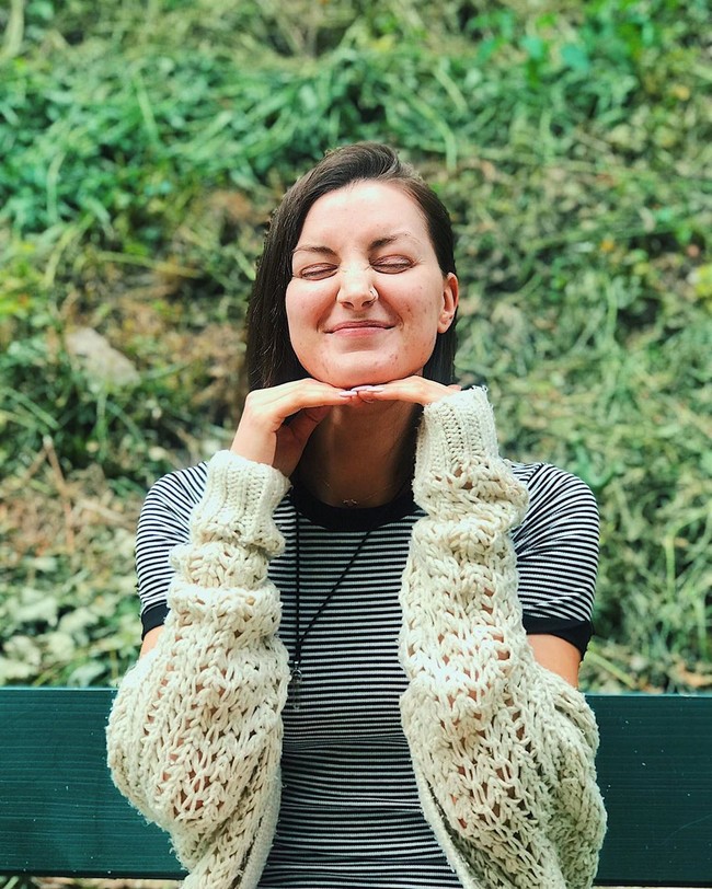 Aku mengajarkan wanita bagaimana cara untuk menjadi sangat percaya diri tanpa makeup, bagaimana menggunakan hukum tarik menarik untuk menyembuhkan jerawat mereka dan bagaimana terbebas dari rasa khawatir, obsesi, dan stres terus menerus yang mereka rasakan karena kulit, tulisnya. Foto: Instagram @skinwithlea