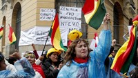 Sejumlah warga dalam perayaannya melambaikan bendera nasional Bolivia yang berwarna merah, kuning dan hijau. Foto: AP Photo/Juan Karita