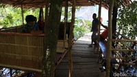 Tak jauh dari dermaga, traveler bisa menjumpai gazebo sederhana yang dibuat secara swadaya (Randy/detikcom)