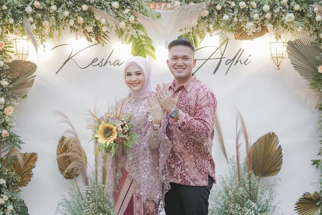 Kesha Ratuliu pertama kali terlihat memakai hijab saat mengadakan lamaran dengan pria pilihannya, Adhi Permana di Connectinc, Cilandak, Jakarta Selatan pada Sabtu (09/11/2019). Foto: instagram @dsrdbride