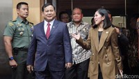 Prabowo hadir dengan mengenakan setelan jas. Dia langsung disambut oleh Ketua Komisi I Meutya Meutya Hafidz saat tiba di ruang rapat Komisi I DPR.