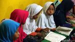 Mengintip Kesibukan Warga di Perbatasan RI Kala Malam Tiba