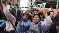 Warga Bolivia turun ke jalanan ibu kota La Paz pada Minggu (10/11) waktu setempat untuk merayakan pengunduran diri Morales. Foto: AP Photo/Juan Karita