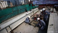 Pekerja melakukan pengecoran tahap akhir Longspan LRT Kuningan di Jalan Gatot Subroto, Jakarta, Senin (11/11/2019).