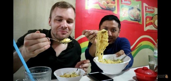 5 Kisah Orang Asing yang Kepincut Nikmatnya Mie Instan Indonesia