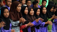 Meski berada di salah satu pulau terdepan Indonesia, anak-anak di Pulau Buru semangat untuk menuntut ilmu setiap hari di sekolah tersebut.