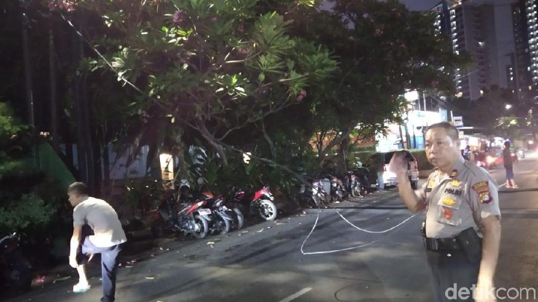 Truk Tabrak Kabel hingga Putus di Depan Polsek Cilandak, Jalan Ditutup Truk Tabrak Kabel hingga Putus di Depan Polsek Cilandak, Jalan Ditutup