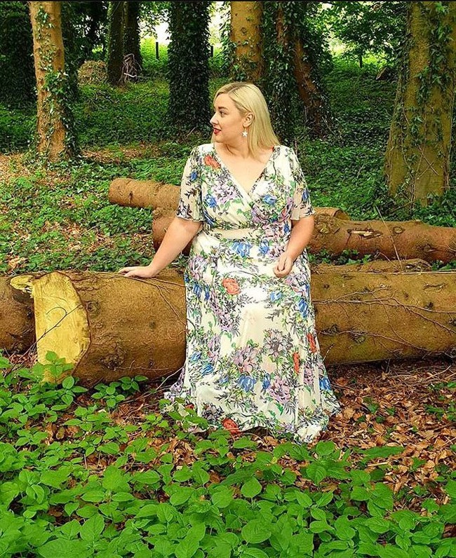 Hingga akhirnya, Laura menemukan akun Instagram tentang wanita yang berbagi kondisinya dengan merangkul tubuh mereka. Terinspirasi, ia pun memulai menggunakan Instagram untuk mengembalikan kepercayaan dirinya dan mulai mencintai tubuhnya. (Foto: Instagram/@perks_of_being_laura)