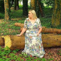 Hingga akhirnya, Laura menemukan akun Instagram tentang wanita yang berbagi kondisinya dengan merangkul tubuh mereka. Terinspirasi, ia pun memulai menggunakan Instagram untuk mengembalikan kepercayaan dirinya dan mulai mencintai tubuhnya. (Foto: Instagram/@perks_of_being_laura)