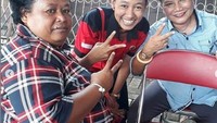 Saat dimintai foto oleh seorang penggemar, kedapatan segelas kopi susu di depan bangku yang diduduki Ribka Tjiptaning. Kira-kira punya siapa ya? Foto: Instagram @Ribkatjiptaning