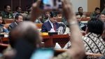 Senyum Prabowo dan Meutya Hafid di Raker Komisi I-Kemenhan