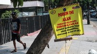 Ini penampakan poster pemberitahuan penebangan pohon di kawasan Jalan Gunawarman, Jakarta Selatan, Senin (11/11/2019).