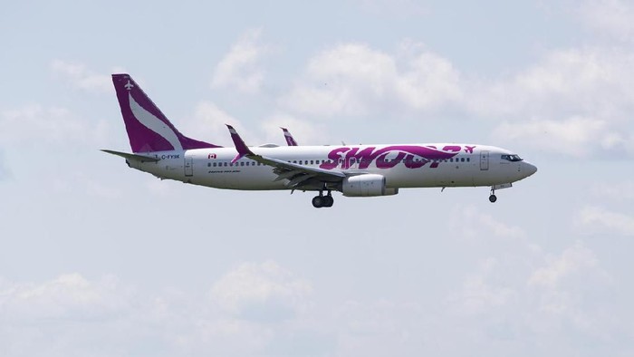 A Swoop Air Boeing 737 Next Gen, with identification C-FYBK, landing at Edmonton International Airport. Taken on June 30, 2019
