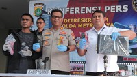 Kedua pelaku datang ke Jakarta menggunakan visa wisata dan baru sebulan berada di Ibu Kota. Namun, mereka sudah beraksi di beberapa lokasi seperti, Kalimalang, Otista hingga Cideng.
