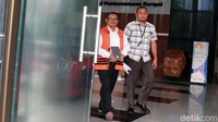 Supendi keluar gedung KPK dengan memakai rompi tahanan. Kedua tangannya juga diborgol.