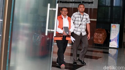 Diperiksa KPK, Bupati Nonaktif Indramayu Tutupi Borgol dengan Buku