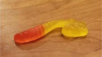 Jeli gabungan antara gummy worm dan gummy bear. Istimewa/Dok. Boredpanda.