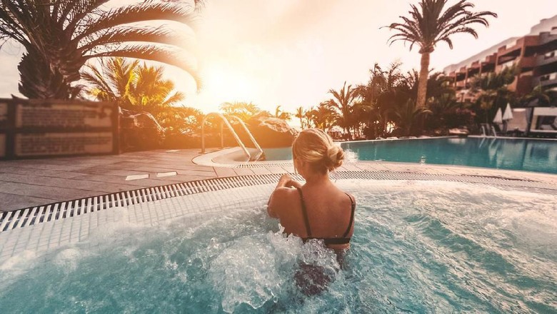 Ilustrasi travel Influencer/travel blogger pamer punggung. (Foto: DisobeyArt/iStock) Ilustrasi travel Influencer/travel blogger pamer punggung. (Foto: DisobeyArt/iStock)