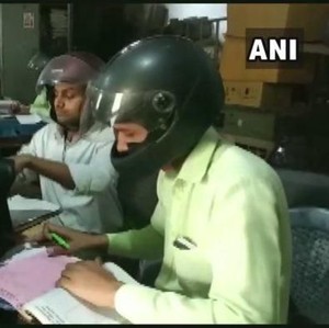 PNS di India Pakai Helm Motor Saat Bekerja di Dalam Kantor, Alasannya Haru PNS di India Pakai Helm Motor Saat Bekerja di Dalam Kantor, Alasannya Haru