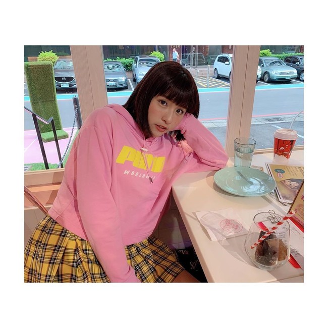 Tampil feminin dengan rok dan makeup natural flawless membuat kecantikan Qun Qun ini dikagumi banyak netizen, terutama pria. Foto: Instagram @qun_04