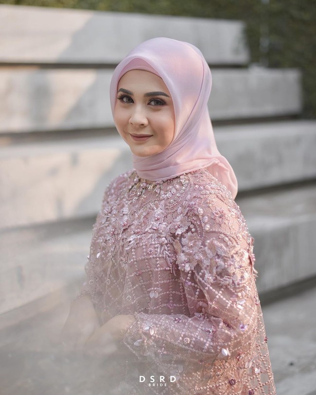  Terbiasa tampil tanpa menggunakan hijab, kali ini pada saat lamaran Kesha tampil beda. Dia tampak anggun dengan menggunakan hijab segi empat bahan pollycotton yang dililit rapi ke belakang dan memakai inner warna pink. Foto: Instagram kesharatuliu05