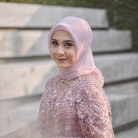  Terbiasa tampil tanpa menggunakan hijab, kali ini pada saat lamaran Kesha tampil beda. Dia tampak anggun dengan menggunakan hijab segi empat bahan pollycotton yang dililit rapi ke belakang dan memakai inner warna pink. Foto: Instagram kesharatuliu05