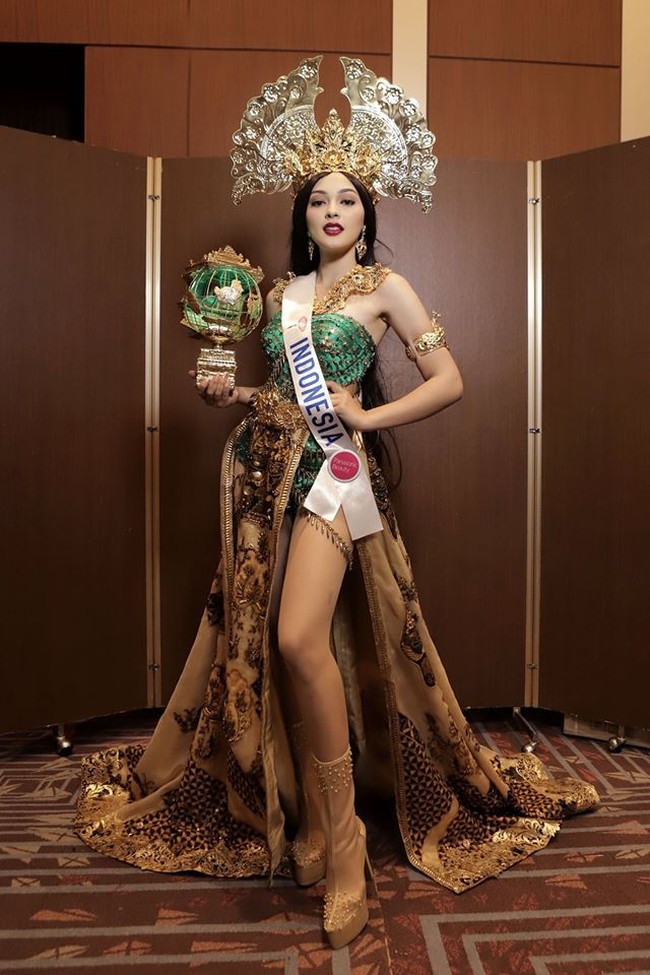 Dan inilah penampilan Jolene Marie saat kompetisi kostum nasional. Perancang kostum nasional Jolene tersebut adalah desainer asal Surabaya yang karyanya sudah dipakai artis dunia yaitu Diana M. Putri. Motif batik yang digunakan pada kostum nasional ini adalah motif yang ada pada zaman Majapahit yaitu Poleng dan Surya Kawung. Motif tersebut dipotong-potong menjadi embellishment dan masing-masing dibordir lagi. Setiap bordiran lalu dipayet sehingga tampil mewah. Foto: Facebook Miss International, Instagram @ officialputeriindonesia