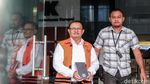 Diperiksa KPK, Bupati Nonaktif Indramayu Tutupi Borgol dengan Buku